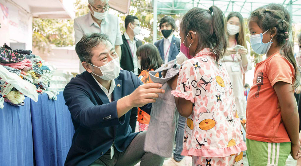 image:Distributing Recycled Clothing to Children (Chechonia Elementary School, Kingdom of Cambodia)