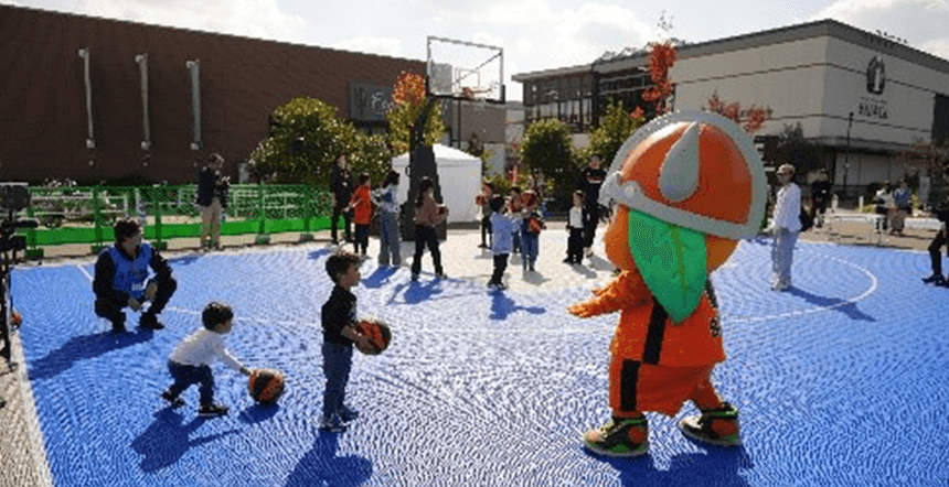 屋外コートで子どもたちがバスケットボール体験を楽しむ様子