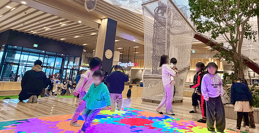 館内のデジタル床コンテンツで子どもたちが遊んでいる様子