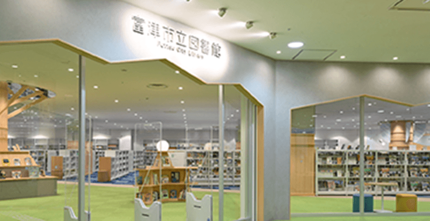 富津市立図書館の館内入口と開放的な閲覧スペース